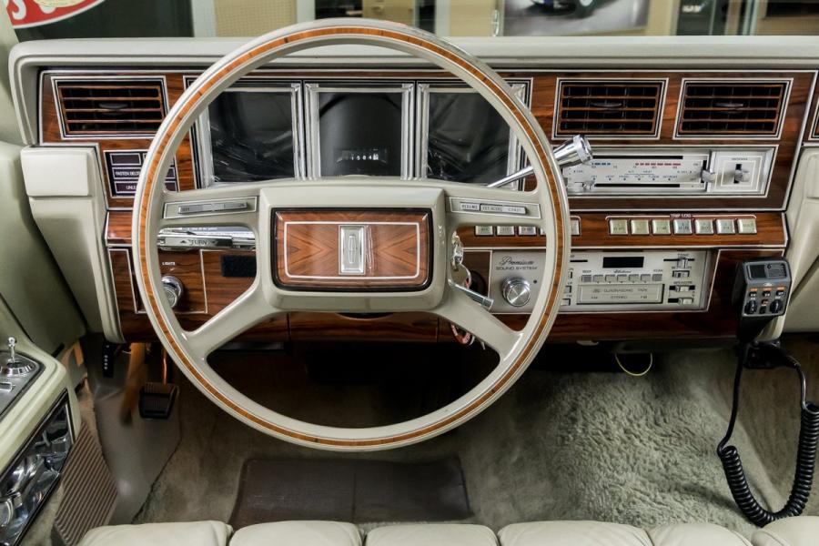 Панель приборов Lincoln Continental Mark VI Sedan 1980 года  (фото 81 из 111)